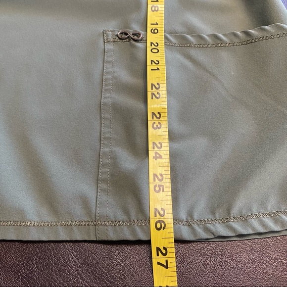 Infinity Scrub Top with Round Neck and Front Pocket in Pocket Style Size M - Picture 12 of 12